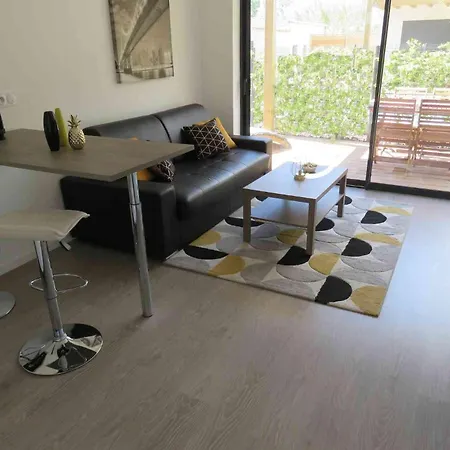 Grand 27 M2 Climatise -plage-piscine Appartement *